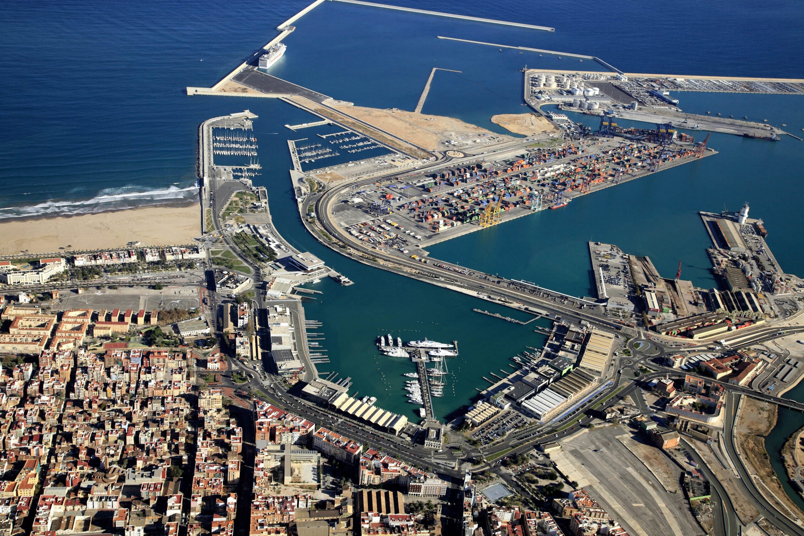 Vista aérea del puerto de Valencia y sus alrededores