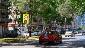 Radar de velocidad informativo en València mostrando velocidad de un vehículo