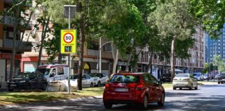Radar de velocidad informativo en València mostrando velocidad de un vehículo