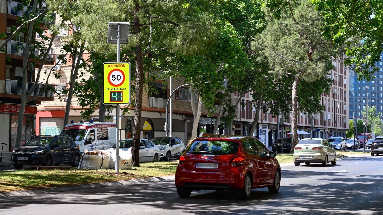 Radar de velocidad informativo en València mostrando velocidad de un vehículo