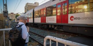 Persona esperando el metro en Valencia tras la DANA