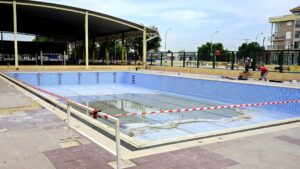 Piscina de Castellar-l’Oliveral en proceso de remodelación con trabajadores