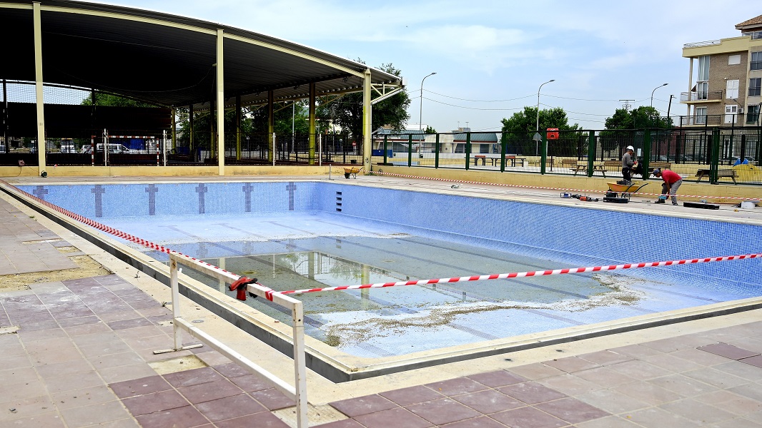 Piscina de Castellar-l’Oliveral en proceso de remodelación con trabajadores