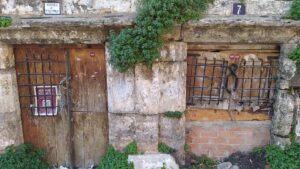 Puertas deterioradas de las Covetes de Sant Joan en Valencia