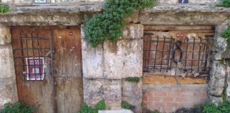 Puertas deterioradas de las Covetes de Sant Joan en Valencia