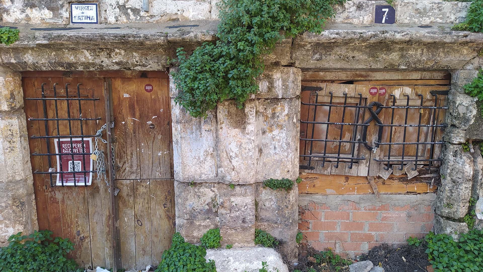 Puertas deterioradas de las Covetes de Sant Joan en Valencia
