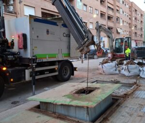 Operarios retirando contenidores soterrados en Catarroja