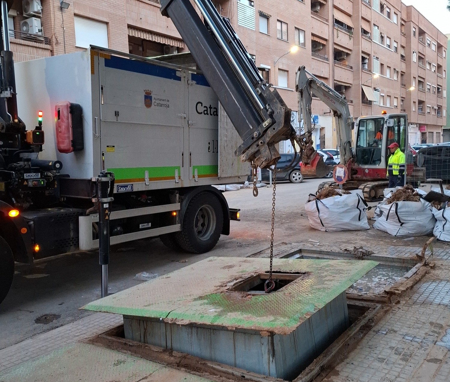 Operarios retirando contenidores soterrados en Catarroja