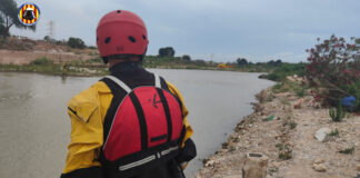 Rescatista observando el río Túria durante la búsqueda de un desaparecido