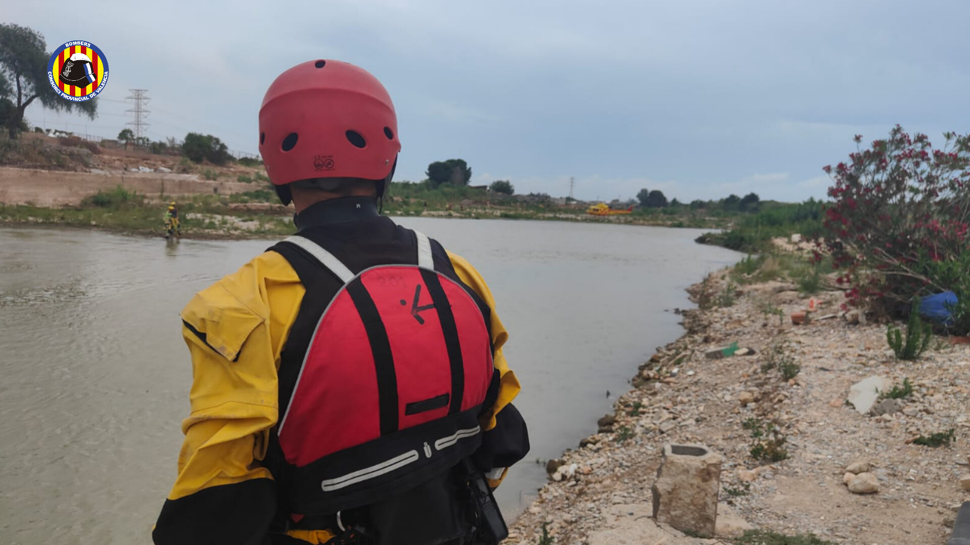 Rescatista observando el río Túria durante la búsqueda de un desaparecido