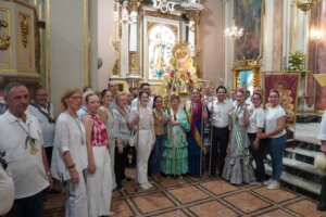 sagredo-y-la-presidenta-de-fecacv-puri-torres-junto-a-asistentes-a-la-romeria-del-rocio-este-sabado-en-paterna