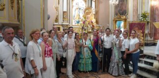 sagredo-y-la-presidenta-de-fecacv-puri-torres-junto-a-asistentes-a-la-romeria-del-rocio-este-sabado-en-paterna