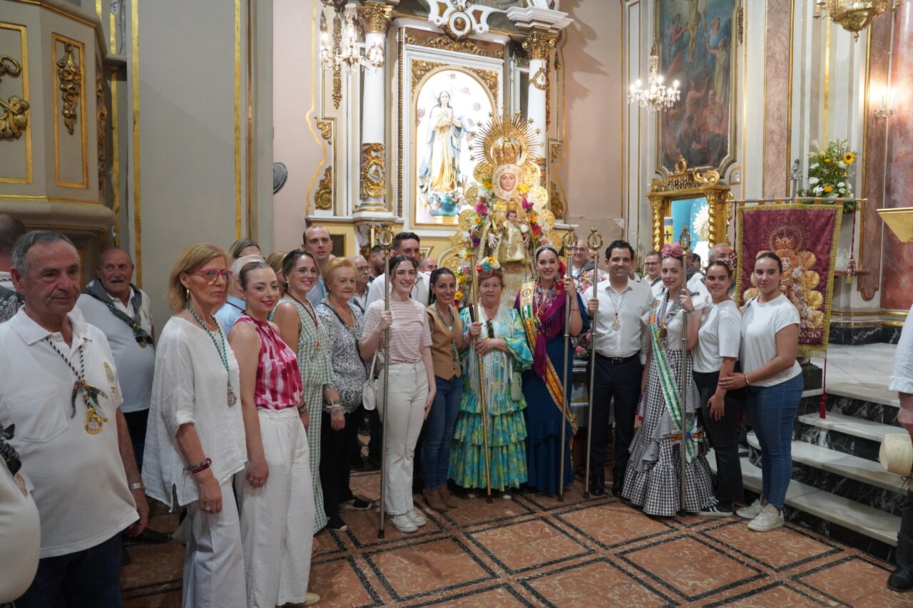 sagredo-y-la-presidenta-de-fecacv-puri-torres-junto-a-asistentes-a-la-romeria-del-rocio-este-sabado-en-paterna
