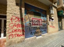Varias sedes del PSPV de l'Horta amanecen con pintadas ofensivas e insultos contra el partido y sus dirigentes