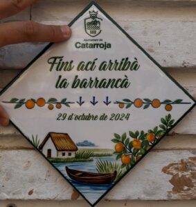 Taulell ceràmic instal·lat a Catarroja per recordar les inundacions de la DANA.