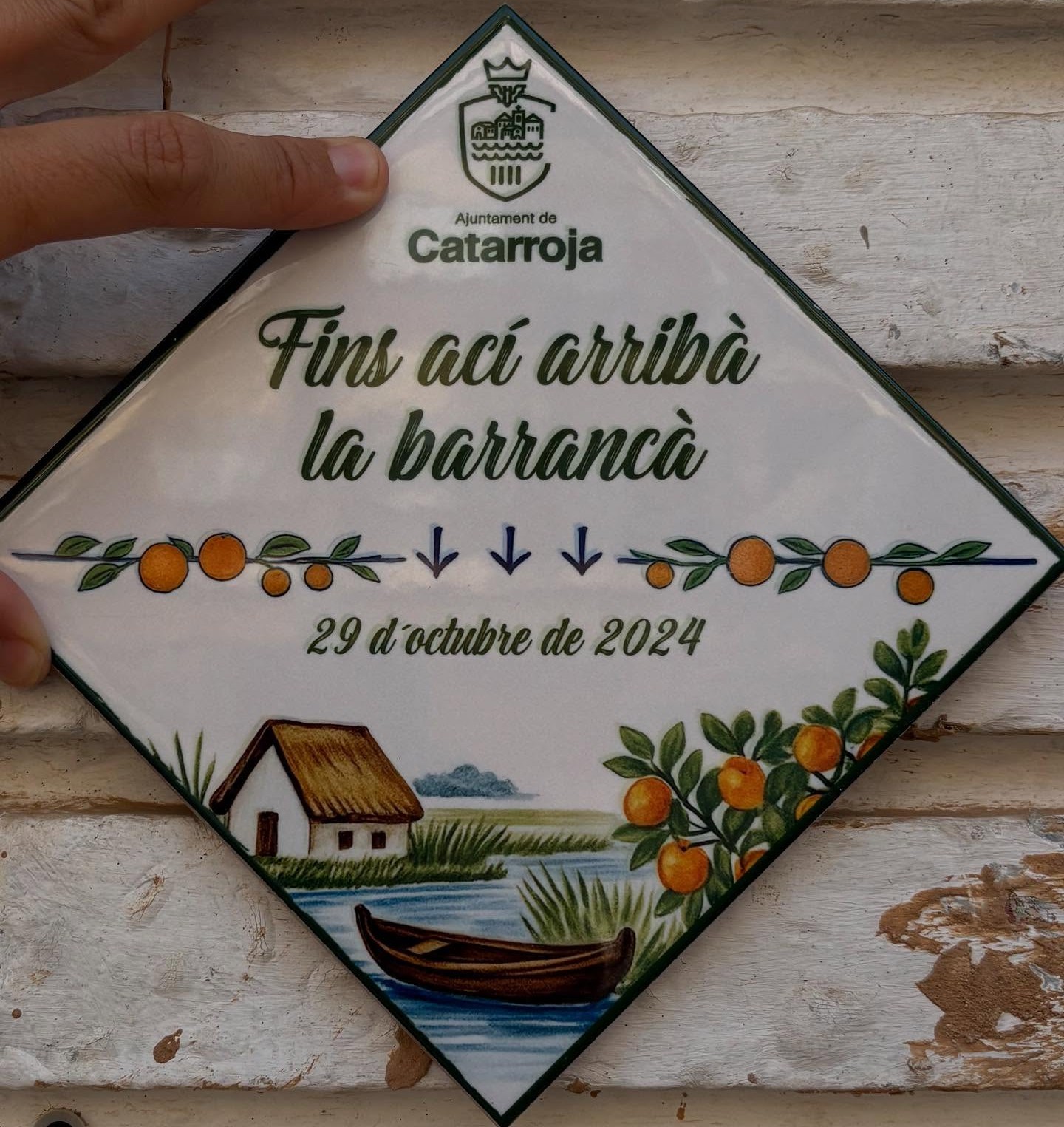 Taulell ceràmic instal·lat a Catarroja per recordar les inundacions de la DANA.