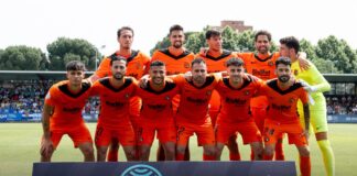 Equipo de fútbol Torrent CF posando en el campo antes del partido