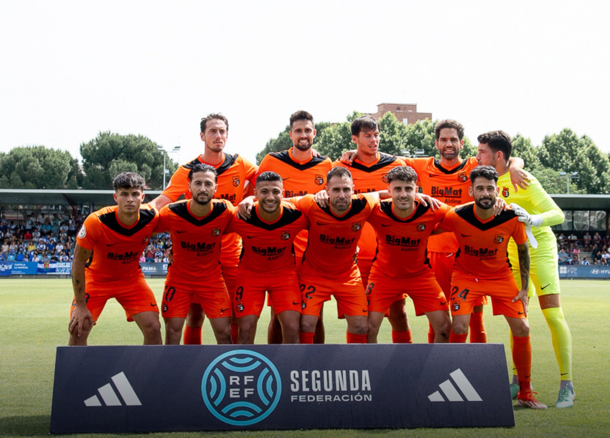 Equipo de fútbol Torrent CF posando en el campo antes del partido