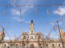 Vista del balcón municipal de València preparado para la mascletà del Corpus Christi