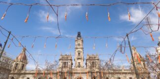 Vista del balcón municipal de València preparado para la mascletà del Corpus Christi