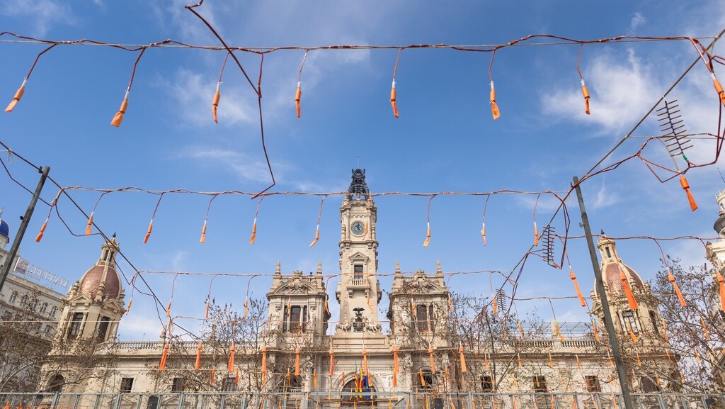 Vista del balcón municipal de València preparado para la mascletà del Corpus Christi