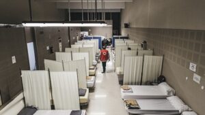 Interior de un centro de atención para personas sin hogar en Valencia