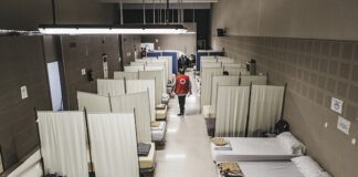 Interior de un centro de atención para personas sin hogar en Valencia