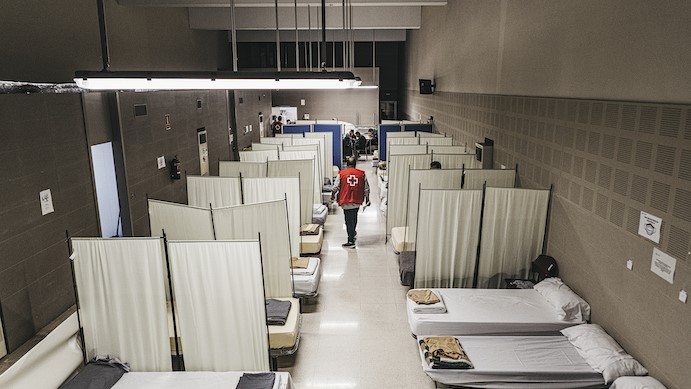 Interior de un centro de atención para personas sin hogar en Valencia
