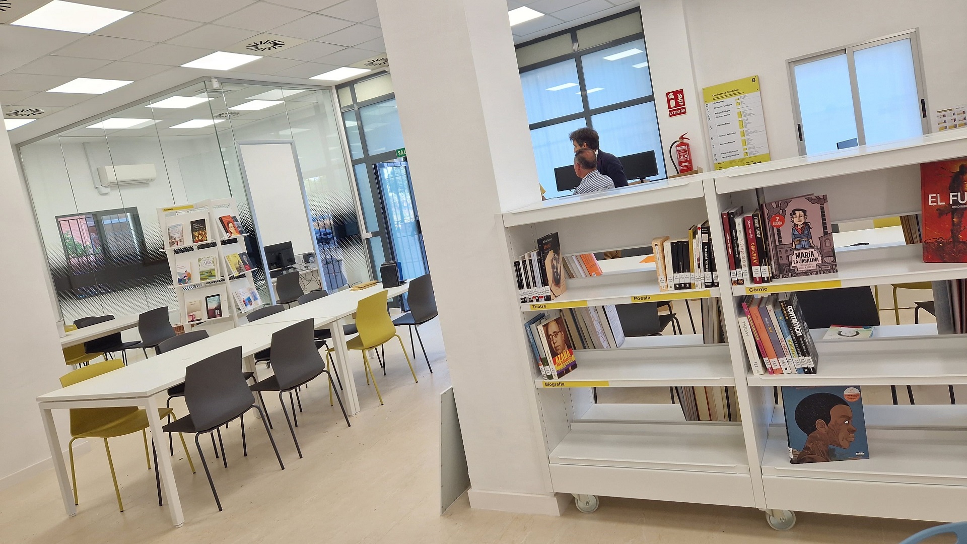 Interior de la biblioteca municipal de La Torre con mesas y estanterías de libros