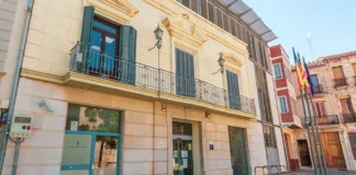 Fachada del Ayuntamiento de Massamagrell con banderas y acceso principal