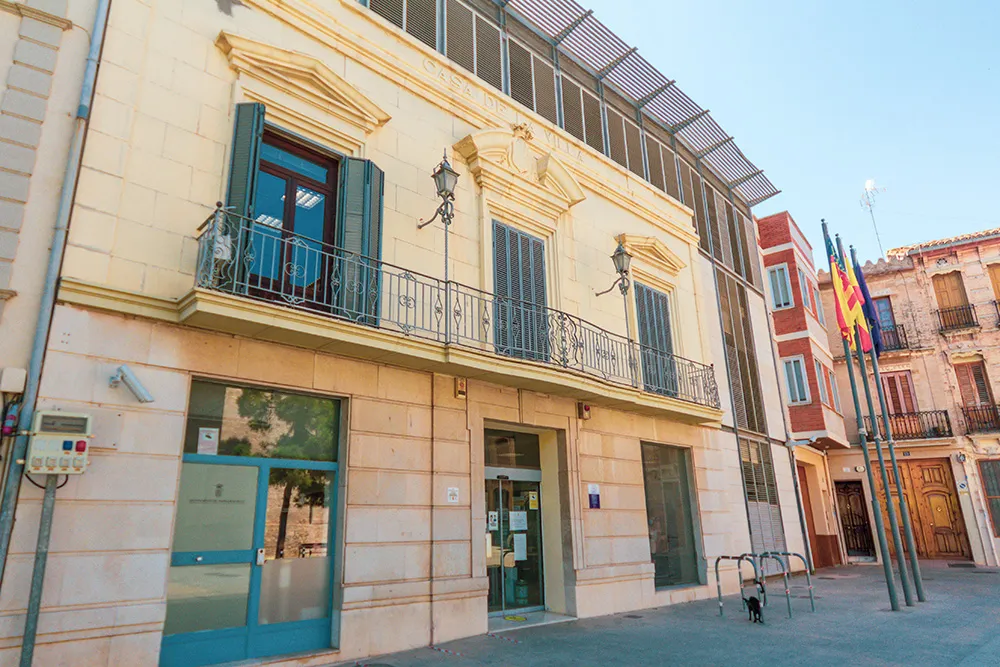 Fachada del Ayuntamiento de Massamagrell con banderas y acceso principal