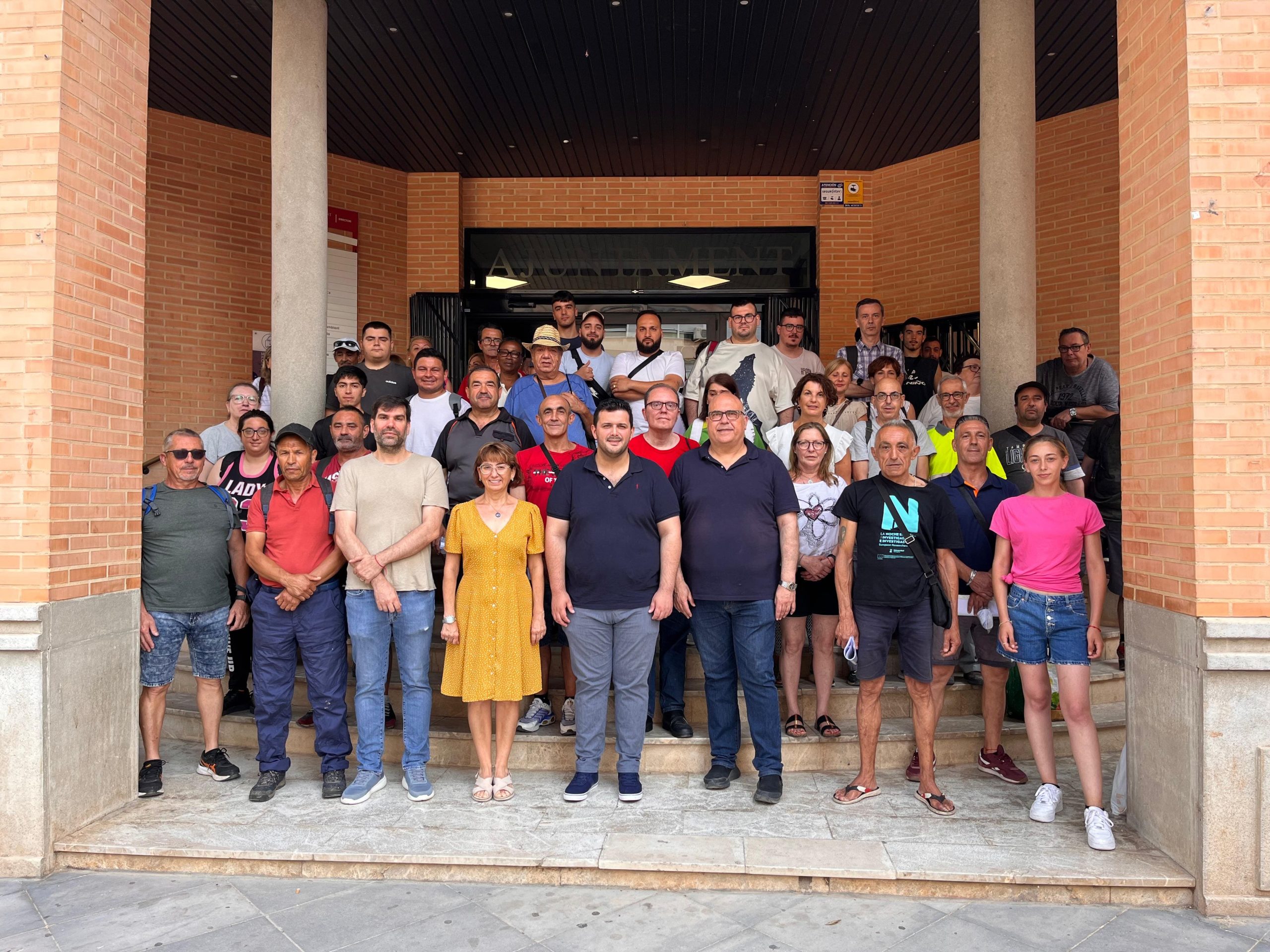 Grupo de nuevos trabajadores en el Ayuntamiento de Albal tras la DANA