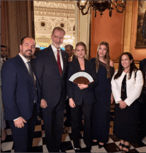 Guillermo Luján y Lorena Silvent con la familia real.