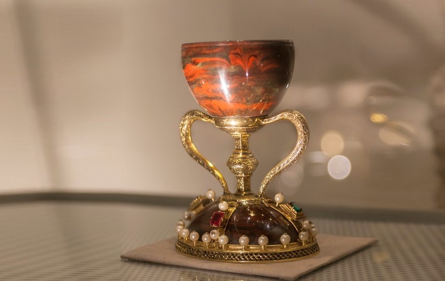 Cáliz dorado con detalles de perlas y piedras preciosas