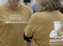 La Asociación por la Dana Horta Sud cambia su nombre para reflejar mejor sus intereses y ámbito de acción Miembros de la Asociación de Damnificados por la DANA Horta Sud con camisetas con mensaje