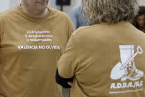 Miembros de la Asociación de Damnificados por la DANA Horta Sud con camisetas con mensaje