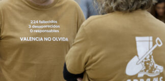 Miembros de la Asociación de Damnificados por la DANA Horta Sud con camisetas con mensaje
