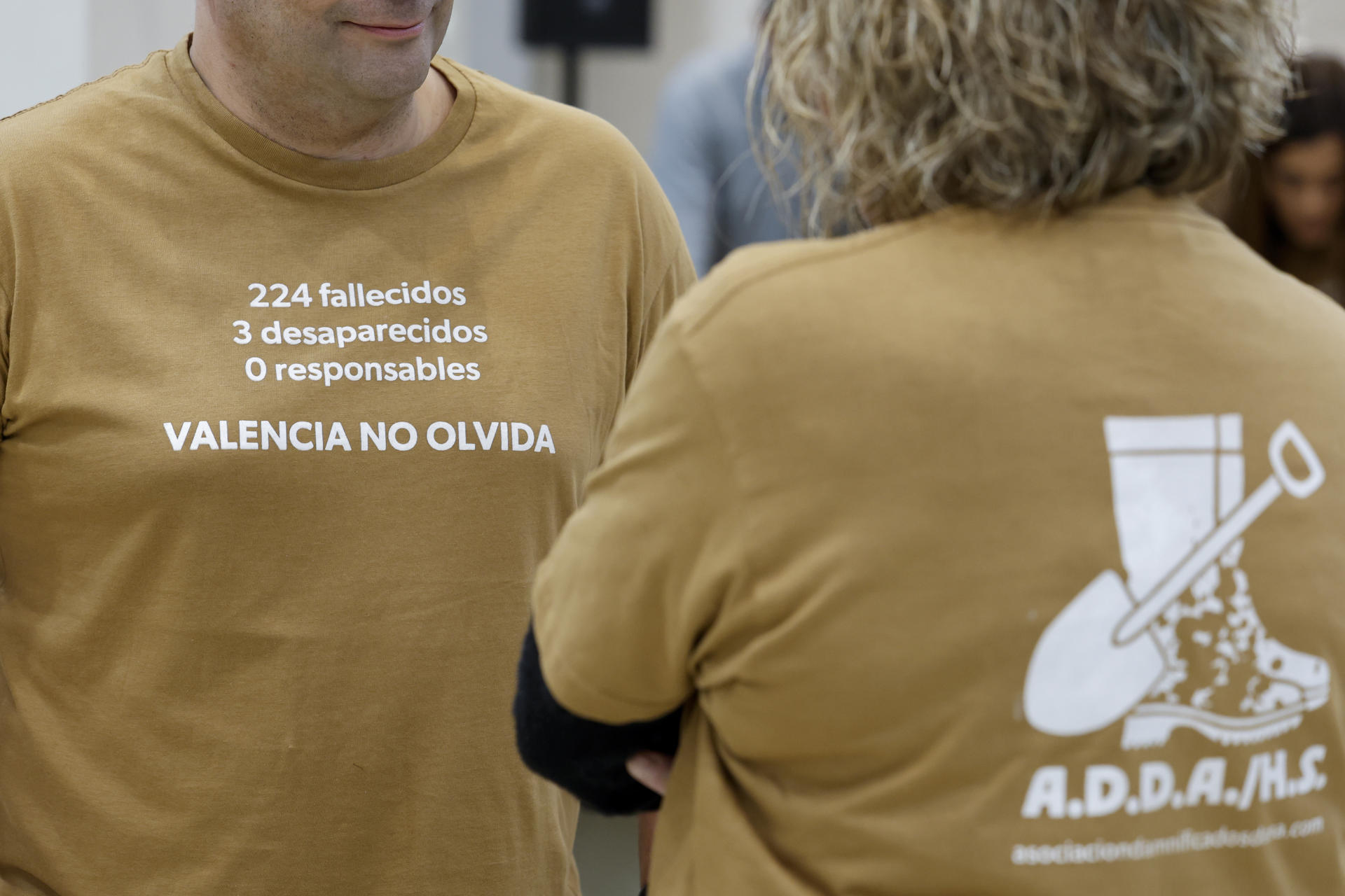 Miembros de la Asociación de Damnificados por la DANA Horta Sud con camisetas con mensaje