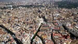 Vista aérea de la ciudad de Valencia con edificios y plazas