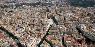 Vista aérea de la ciudad de Valencia con edificios y plazas
