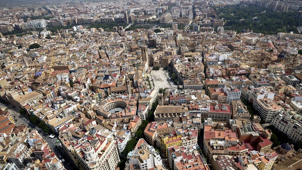 Vista aérea de la ciudad de Valencia con edificios y plazas