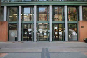 Fachada del ayuntamiento de Aldaia con banderas y acceso principal