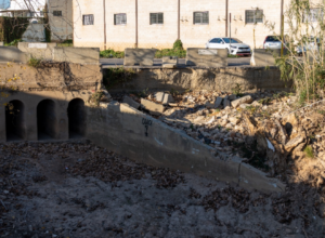 Transportes y el Ayuntamiento de Manises suscriben un convenio para reparar el puente sobre el barranco de Salt de l'Aigua.