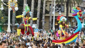 Desfile de flores en la Batalla de Flors de València con figuras coloridas.