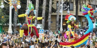 Desfile de flores en la Batalla de Flors de València con figuras coloridas.