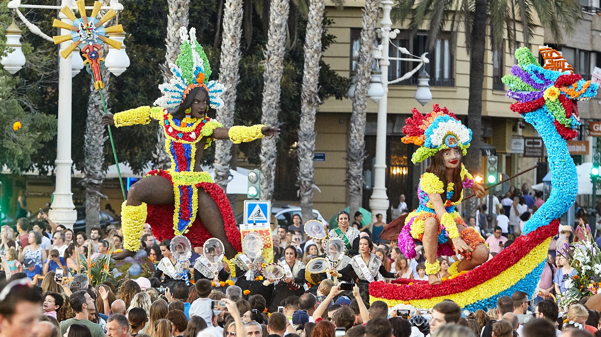Desfile de flores en la Batalla de Flors de València con figuras coloridas.