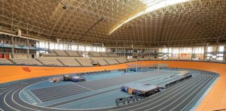 Interior del Palau Velòdrom Lluís Puig preparado para atletismo