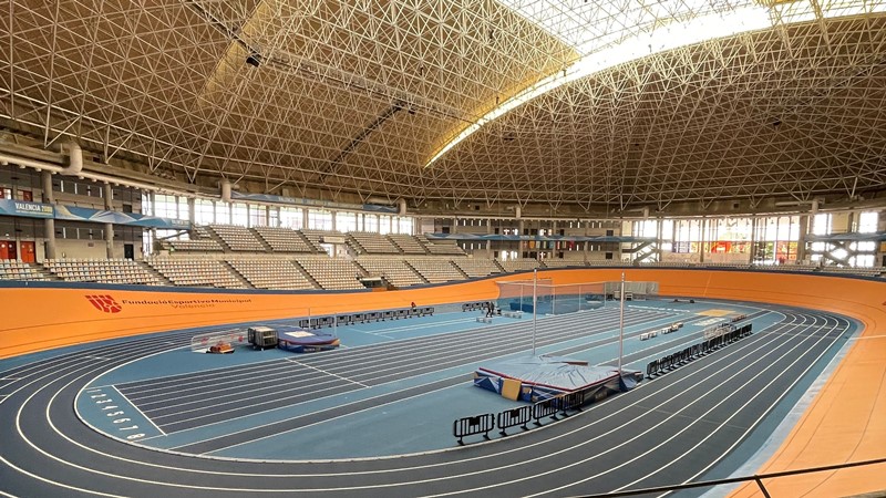 Interior del Palau Velòdrom Lluís Puig preparado para atletismo