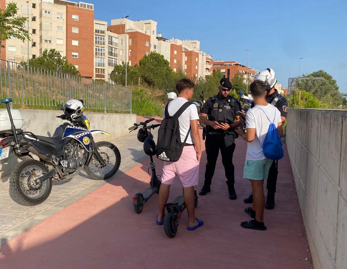 Control policial a patientes eléctricos en Paterna.