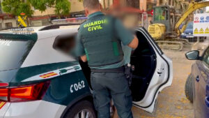 Agentes de la Guardia Civil deteniendo a un hombre en Albal.